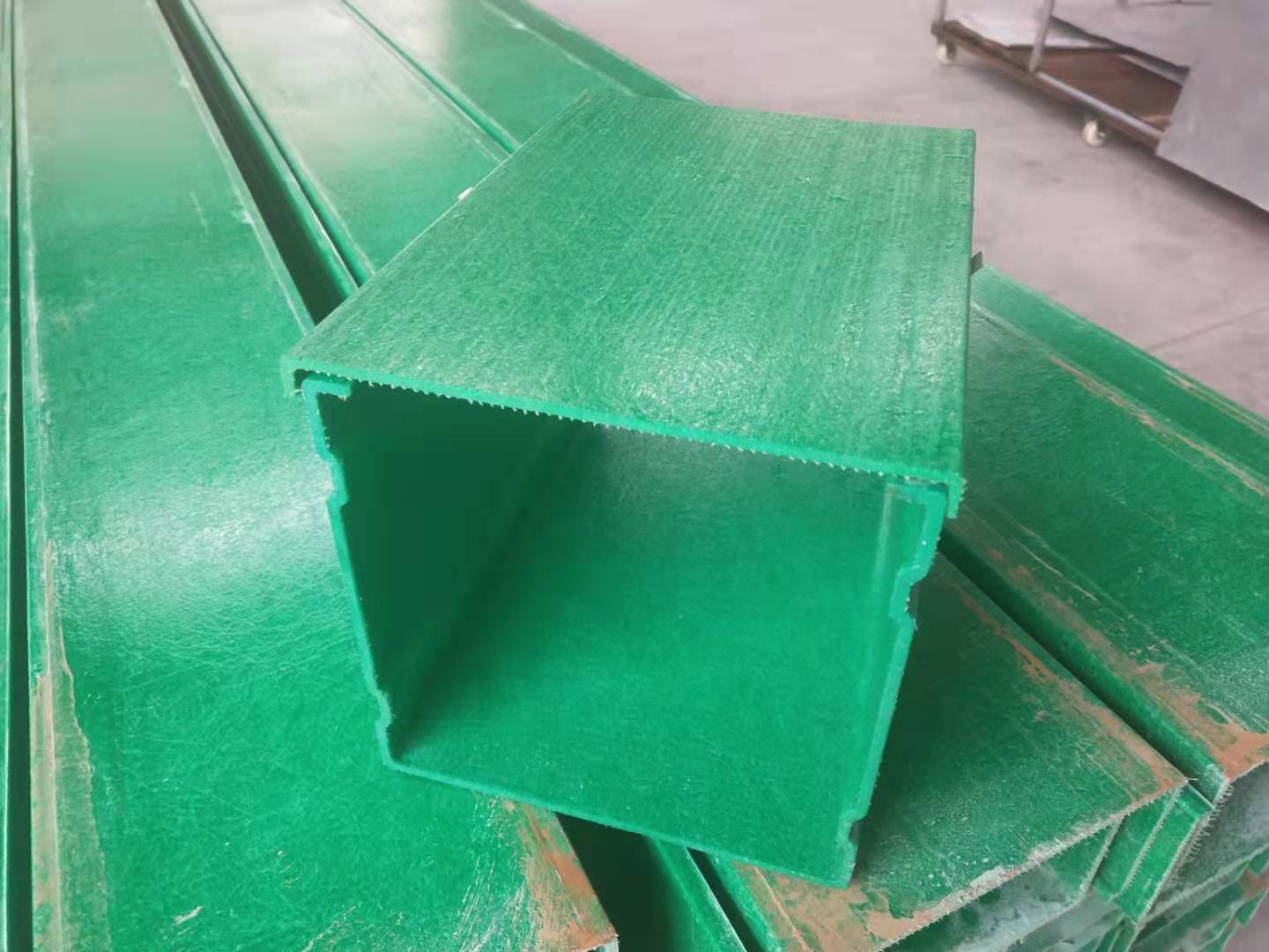 拉挤槽式玻璃钢桥架（C型边）